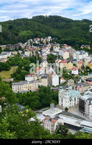 Wunderschöne farbenfrohe Gebäude im traditionellen Kurort Karlsbad, Tschechische Republik Stockfoto