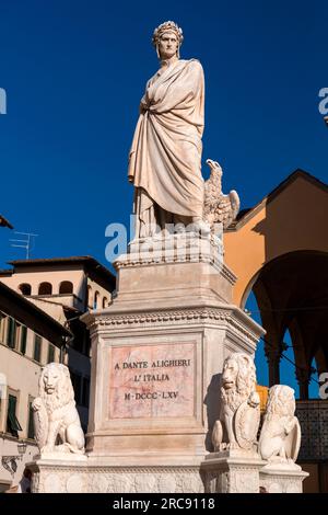 Florenz, Italien - 5. April 2022: Marmorstatue von Dante Alighieri am Santa Croce Square, Florance, Italien Stockfoto