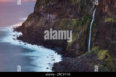 Madeira Island - dramatischer Sonnenaufgang über dem atlantischen Ozean mit Wasserfalllandschaft von Miradouro do VEU da Noiva Stockfoto