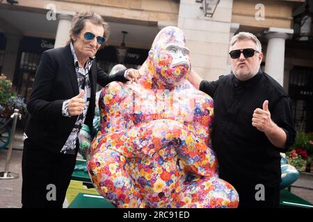 Ronnie Wood und der Fotograf Rankin stehen neben Rankin's Gorilla bei der Einführung des Tusk Gorilla Trail in Covent Garden, London. Der Pfad umfasst fünfzehn Skulpturen mit Designs von Künstlern wie Ronnie und Sally Wood, Rankin, Chila Burman, Adam Dant, Barnaby Barford, Jemma Powell, Hannah Shergold und Nick Gentry. Foto: Donnerstag, 13. Juli 2023. Stockfoto