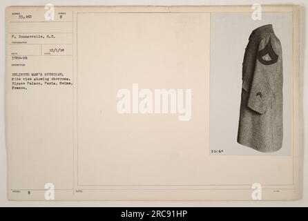 Ein Mann im Elysee-Palast in Paris, Frankreich, im Ersten Weltkrieg. Das Foto zeigt, wie er seinen Mantel auszieht, und die Pfeile auf seiner Uniform enthüllt. Das Foto wurde von P. Rounsevelle gemacht, einem Fotografen vom Signalkorps. Es ist als Nummer 33.160 mit der Referenznummer REC 3588-V8 katalogisiert. Stockfoto