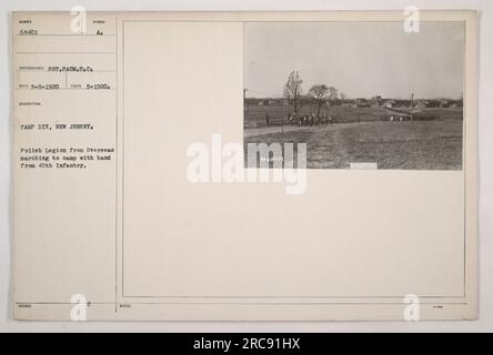 Polnische Legion aus Übersee, begleitet von einer Band der 45. Infanterie, marschiert nach Camp Dix, New Jersey. Dieses offizielle Foto, das im Mai 1920 aufgenommen wurde, zeigt den Moment, als die polnische Legion im Lager eintrifft. Das Bild zeigt die militärischen Aktivitäten während des Ersten Weltkriegs. Stockfoto