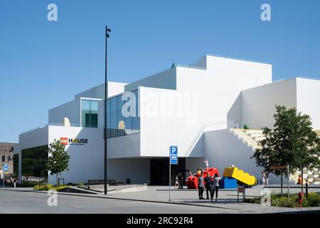 LEGO House, Billund, Dänemark, mit Besuchern draußen. Stockfoto