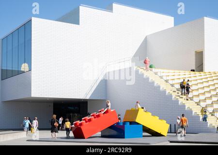LEGO House, Billund, Dänemark, mit riesigen LEGO-Steinen und Besuchern draußen. Stockfoto