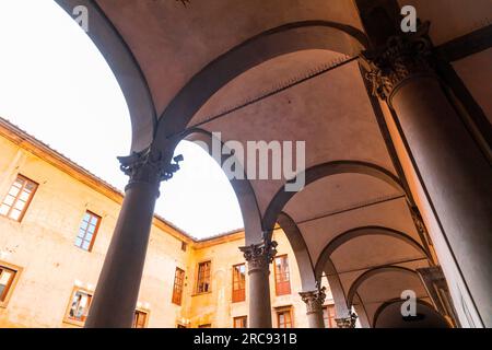 Florenz, Italien - 5. APR 2022: Abtei Badia Fiorentina und Kirche, in der sich nun die Klostergemeinden Jerusalems in der Via del Proconsolo befinden, Stockfoto