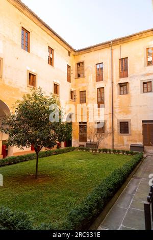 Florenz, Italien - 5. APR 2022: Abtei Badia Fiorentina und Kirche, in der sich nun die Klostergemeinden Jerusalems in der Via del Proconsolo befinden, Stockfoto