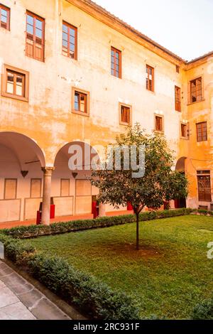 Florenz, Italien - 5. APR 2022: Abtei Badia Fiorentina und Kirche, in der sich nun die Klostergemeinden Jerusalems in der Via del Proconsolo befinden, Stockfoto