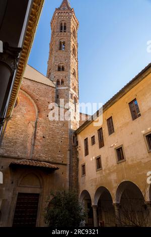 Florenz, Italien - 5. APR 2022: Abtei Badia Fiorentina und Kirche, in der sich nun die Klostergemeinden Jerusalems in der Via del Proconsolo befinden, Stockfoto