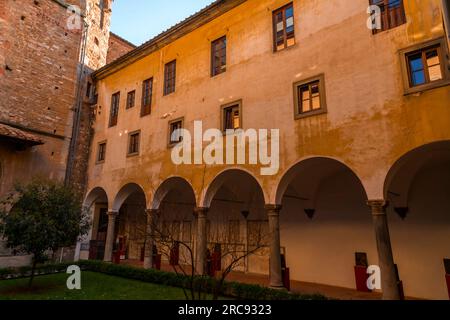 Florenz, Italien - 5. APR 2022: Abtei Badia Fiorentina und Kirche, in der sich nun die Klostergemeinden Jerusalems in der Via del Proconsolo befinden, Stockfoto