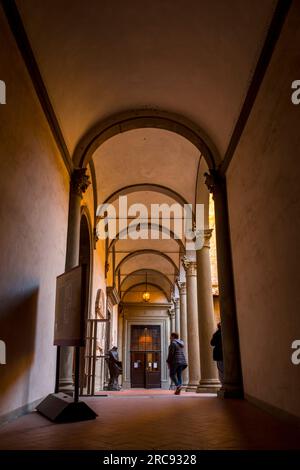 Florenz, Italien - 5. APR 2022: Abtei Badia Fiorentina und Kirche, in der sich nun die Klostergemeinden Jerusalems in der Via del Proconsolo befinden, Stockfoto