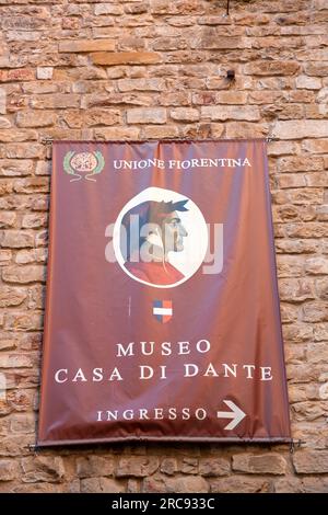 Florenz, Italien - 6. April 2022: Das Haus des Dante-Museums ist ein Haus am Geburtsort von Dante, mit Ausstellungen über seine Arbeit und sein Leben in Florenz Stockfoto