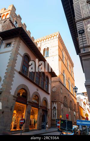 Florenz, Italien - 5. April 2022: Typische Architektur und Blick auf die Straße in Florenz, Toskana, Italien. Stockfoto