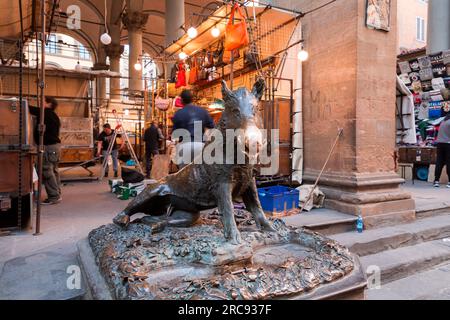 Florenz, Italien - 5. April 2022: Il Porcellino ist der florentinische Spitzname für den bronzenen Brunnen eines Ebers. Der Brunnen wurde geformt Stockfoto