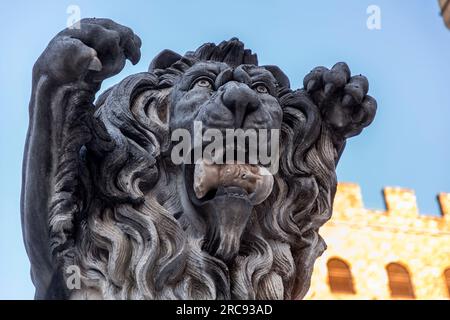 Florenz, Italien - 5. April 2022: Piazza della Signoria ist ein w-förmiger Platz vor dem Palazzo Vecchio in Florenz, Italien. Es wurde nach dem benannt Stockfoto