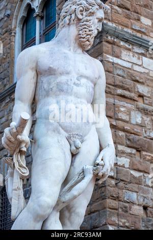 Florenz, Italien - 5. April 2022: Piazza della Signoria ist ein w-förmiger Platz vor dem Palazzo Vecchio in Florenz, Italien. Es wurde nach dem benannt Stockfoto