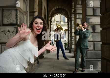 Edinburgh Scotland, Vereinigtes Königreich, 13. Juli 2023. Künstler der Travelling Tent Show auf der Royal Mile vor dem Edinburgh Jazz & Blues Festival, das ab dem 14-23. Juli 2023 stattfindet. Live-Nachrichten von sst/alamy Stockfoto