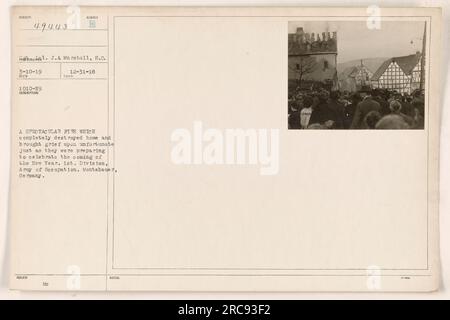 1. Soldaten der Division stehen vor einem Haus, das durch einen verheerenden Brand in Montabauer zerstört wurde. Das Feuer ereignete sich gerade, als sich die Familie auf die Feier des Neujahrs vorbereitete, was den Betroffenen Kummer brachte. Dieses Bild zeigt die Folgen des tragischen Vorfalls. Stockfoto