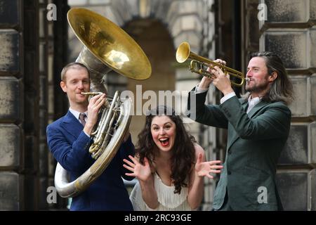 Edinburgh Scotland, Vereinigtes Königreich, 13. Juli 2023. Künstler der Travelling Tent Show auf der Royal Mile vor dem Edinburgh Jazz & Blues Festival, das ab dem 14-23. Juli 2023 stattfindet. Live-Nachrichten von sst/alamy Stockfoto