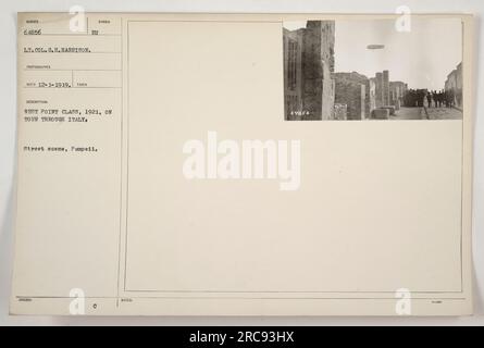 Die West Point-Klasse von 1921 mit Besuch in Italien umfasst eine Straßenszene, die in Pompeji aufgenommen wurde. Das Foto wurde von Oberstleutnant C.H. gemacht Harrison am 1. Dezember 1919. Der numerische Code NUES 64856 ist mit dem Bild assoziiert und wurde mit dem Beschreibungssymbol „BU West Point Class, 1921, auf Tour durch Italien“ ausgegeben. Das Bild wurde unter der Referenz „ISSUED C SOTES 64856 1-06“ archiviert. Stockfoto