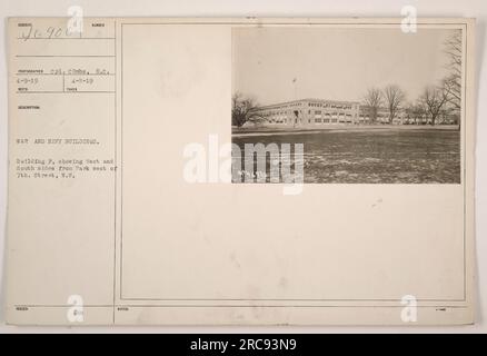 'Foto von Gebäude F bei den war- und Navy-Gebäuden, aufgenommen von Corporal Combs am 9. April 1919. Das Bild zeigt die West- und Südseite des Gebäudes, aus Sicht des Parks westlich der 7. Street, NW. Stockfoto