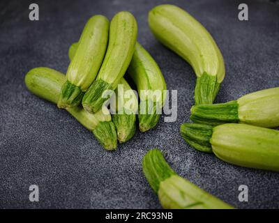 Frische Zucchini, grünes Gemüse auf dem lokalen Bauernmarkt frisch geerntete Zucchini, Sommerkürbis. Roh in Salaten oder gekocht, extrem vielseitig, zart und einfach in vielen leichten Gerichten zu verwenden Stockfoto