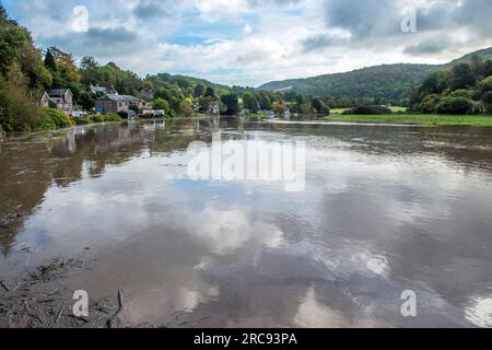 Tintern High Tide in Monmouthshire zeigt, auf welchem Niveau der River Wye aufsteigen kann und wie vorsichtig Tintern sein müssen, wenn dies geschieht. Stockfoto