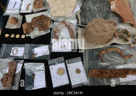 13. Juli 2023, Sachsen-Anhalt, Wernigerode: Blick auf zahlreiche Funde, die Freiwillige bei archäologischen Untersuchungen im ehemaligen Kloster Himmenpforte in Wernigerode entdeckt haben. Das Augustinerkloster Himmelpforte - auch Himmelpforten genannt - wurde vor 1253 von der niederen Adelsfamilie Hartesrode gegründet. 1516 besuchte Martin Luther (1483-1546) das Kloster. Nachdem das Kloster während der Reformation verlassen wurde, fielen die Gebäude auseinander und wurden später fast vollständig abgerissen. Besonders beeindruckend sind die Fundamente, die immer noch mehr als einen Meter hoch sind, eines großen späten G Stockfoto