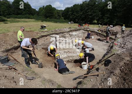 13. Juli 2023, Sachsen-Anhalt, Wernigerode: Freiwillige unterstützen die archäologischen Untersuchungen im ehemaligen Kloster Himmenpforte in Wernigerode. Das Augustinerkloster Himmelpforte - auch Himmelpforten genannt - wurde vor 1253 von der niederen Adelsfamilie Hartesrode gegründet. 1516 besuchte Martin Luther (1483-1546) das Kloster. Nachdem das Kloster während der Reformation verlassen wurde, fielen die Gebäude auseinander und wurden später fast vollständig abgerissen. Besonders beeindruckend sind die Fundamente, die immer noch mehr als einen Meter hoch sind, einer großen spätgotischen Struktur mit massivem aber Stockfoto