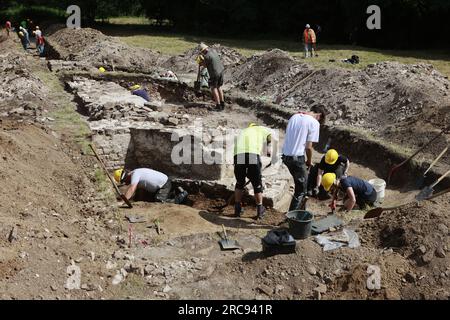 13. Juli 2023, Sachsen-Anhalt, Wernigerode: Freiwillige unterstützen die archäologischen Untersuchungen im ehemaligen Kloster Himmenpforte in Wernigerode. Das Augustinerkloster Himmelpforte - auch Himmelpforten genannt - wurde vor 1253 von der niederen Adelsfamilie Hartesrode gegründet. 1516 besuchte Martin Luther (1483-1546) das Kloster. Nachdem das Kloster während der Reformation verlassen wurde, fielen die Gebäude auseinander und wurden später fast vollständig abgerissen. Besonders beeindruckend sind die Fundamente, die immer noch mehr als einen Meter hoch sind, einer großen spätgotischen Struktur mit massivem aber Stockfoto