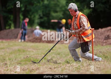 13. Juli 2023, Sachsen-Anhalt, Wernigerode: Freiwillige unterstützen die archäologischen Untersuchungen im ehemaligen Kloster Himmenpforte in Wernigerode. Das Augustinerkloster Himmelpforte - auch Himmelpforten genannt - wurde vor 1253 von der niederen Adelsfamilie Hartesrode gegründet. 1516 besuchte Martin Luther (1483-1546) das Kloster. Nachdem das Kloster während der Reformation verlassen wurde, fielen die Gebäude auseinander und wurden später fast vollständig abgerissen. Besonders beeindruckend sind die Fundamente, die immer noch mehr als einen Meter hoch sind, einer großen spätgotischen Struktur mit massivem aber Stockfoto