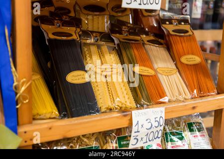 Florenz, Italien - 5. April 2022: Lokale Pasta, die auf dem Lebensmittelmarkt Mercato Centrale zwischen Via dell'Ariento, Via Sant'Antonino und Via Pan verkauft wird Stockfoto