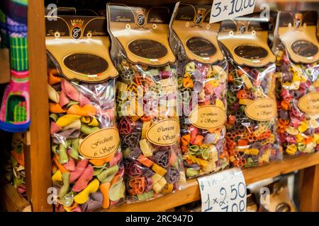 Florenz, Italien - 5. April 2022: Lokale Pasta, die auf dem Lebensmittelmarkt Mercato Centrale zwischen Via dell'Ariento, Via Sant'Antonino und Via Pan verkauft wird Stockfoto