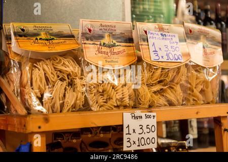 Florenz, Italien - 5. April 2022: Lokale Pasta, die auf dem Lebensmittelmarkt Mercato Centrale zwischen Via dell'Ariento, Via Sant'Antonino und Via Pan verkauft wird Stockfoto