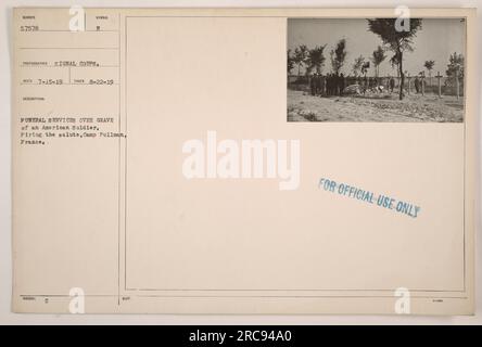 Beerdigung eines amerikanischen Soldaten in Camp Pullman, Frankreich. Soldaten feuern einen Gruß, um ihrem gefallenen Kameraden zu gedenken. Dieses Foto, Nummer 57578, wurde von einem Fotografen des Signalkorps aufgenommen. In der Beschreibung ist angegeben, dass sie am 15. Juli 1919 eingegangen ist und die Ansicht am 22. August 1919 aufgenommen wurde. Sie ist mit „E RECO“ gekennzeichnet, was bedeutet, dass sie nur für den offiziellen Gebrauch bestimmt ist. Stockfoto