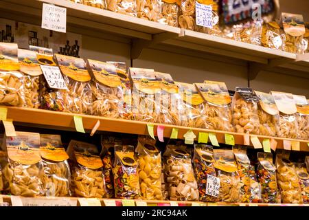 Florenz, Italien - 5. April 2022: Lokale Pasta, die auf dem Lebensmittelmarkt Mercato Centrale zwischen Via dell'Ariento, Via Sant'Antonino und Via Pan verkauft wird Stockfoto