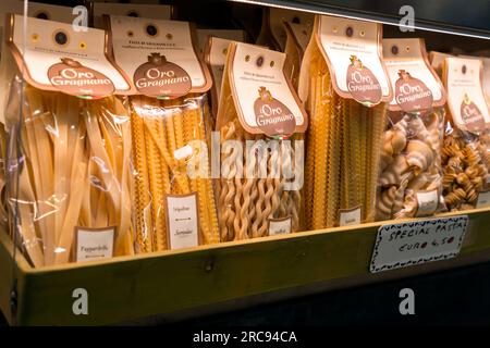 Florenz, Italien - 5. April 2022: Lokale Pasta, die auf dem Lebensmittelmarkt Mercato Centrale zwischen Via dell'Ariento, Via Sant'Antonino und Via Pan verkauft wird Stockfoto