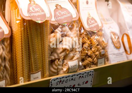 Florenz, Italien - 5. April 2022: Lokale Pasta, die auf dem Lebensmittelmarkt Mercato Centrale zwischen Via dell'Ariento, Via Sant'Antonino und Via Pan verkauft wird Stockfoto