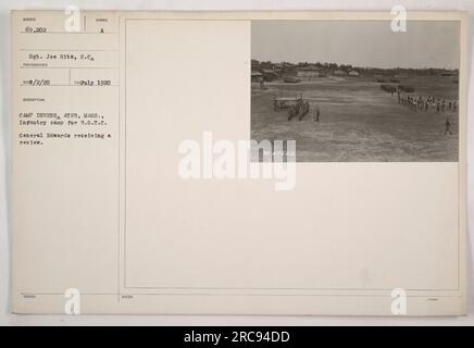 General Edwards überprüft die ROTC in Camp Devens, Ayer, Massachusetts. Das Foto Nummer 69.202 wurde von Sergeant Joe Hits, S.C. im Juli 1920 aufgenommen. Stockfoto