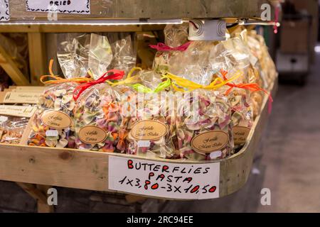 Florenz, Italien - 5. April 2022: Lokale Pasta, die auf dem Lebensmittelmarkt Mercato Centrale zwischen Via dell'Ariento, Via Sant'Antonino und Via Pan verkauft wird Stockfoto