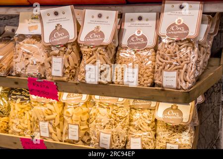 Florenz, Italien - 5. April 2022: Lokale Pasta, die auf dem Lebensmittelmarkt Mercato Centrale zwischen Via dell'Ariento, Via Sant'Antonino und Via Pan verkauft wird Stockfoto