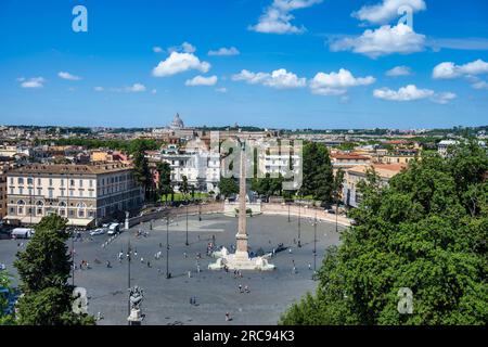 Blick auf die Piazza del Popolo von Terrazza del Pincio mit dem Löwenbrunnen (Fontana dei Leoni) im Zentrum - Rom, Region Latium, Italien Stockfoto