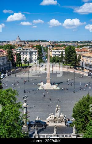 Blick auf die Piazza del Popolo von Terrazza del Pincio mit dem Löwenbrunnen (Fontana dei Leoni) im Zentrum - Rom, Region Latium, Italien Stockfoto