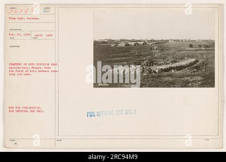 Das Bild zeigt einen Friedhof für die 26. Division, tot in Menil-Tour, Frankreich während des 1. Weltkriegs Zwischen Friedhof und Stadt ist ein Drahtfeld zu sehen. Dieses Foto wurde im April 1918 von einem Fotografen aufgenommen. Stockfoto