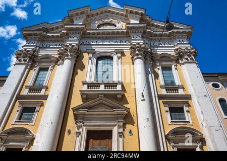 Fassade der Basilika dei Santi Ambrogio e Carlo al Corso in der Via del Corso in Rom, Region Latium, Italien Stockfoto