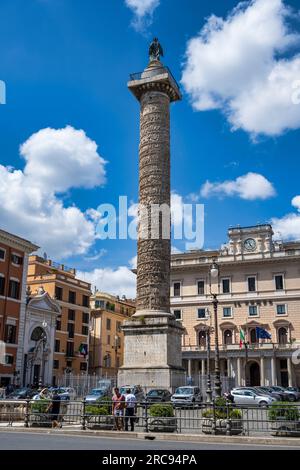 Markus-Aurel-Säule (Colonna di Marco Aurelio) auf der Piazza Colonna, mit dem Palazzo Chigi im Hintergrund - Rom, Region Latium, Italien Stockfoto