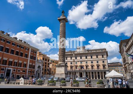 Markus-Aurel-Säule (Colonna di Marco Aurelio) auf der Piazza Colonna, mit dem Palazzo Chigi im Hintergrund - Rom, Region Latium, Italien Stockfoto