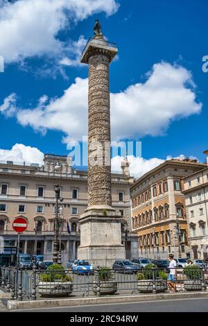 Markus-Aurel-Säule (Colonna di Marco Aurelio) auf der Piazza Colonna, mit dem Palazzo Chigi im Hintergrund - Rom, Region Latium, Italien Stockfoto