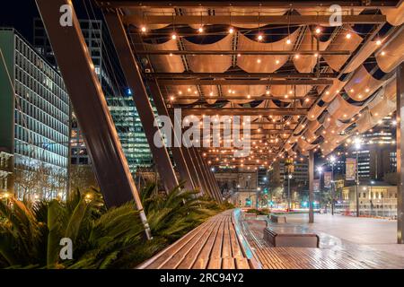 Adelaide, Australien - 10. September 2019: Victoria Square in Adelaide City in nördlicher Richtung bei nächtlicher Beleuchtung. Stockfoto