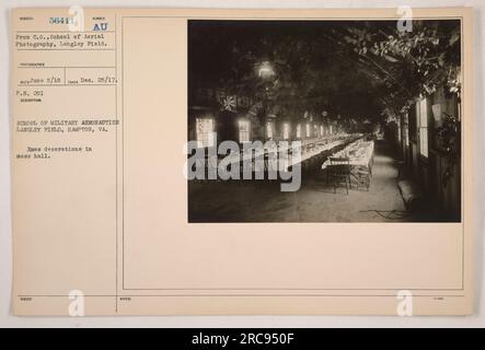 Weihnachtsdekorationen in der Kantine der School of Military Aeronautics in Langley Field, Hampton, VA. Foto aufgenommen am 25. Dezember 1917. Das Foto wurde vom Fotografen AU RECO am 5. Juni 1918 aufgenommen. Die Titelnummer ist SUBIECT 56411 und wird in P.N. 201 beschrieben. Stockfoto