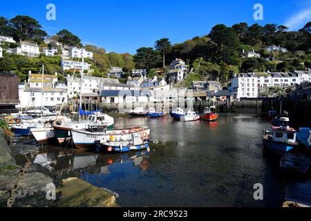 Boote und weiß getünchte Hütten im Hafen des typisch kornischen Fischerdorfes Polperro in Cornwall, England Stockfoto